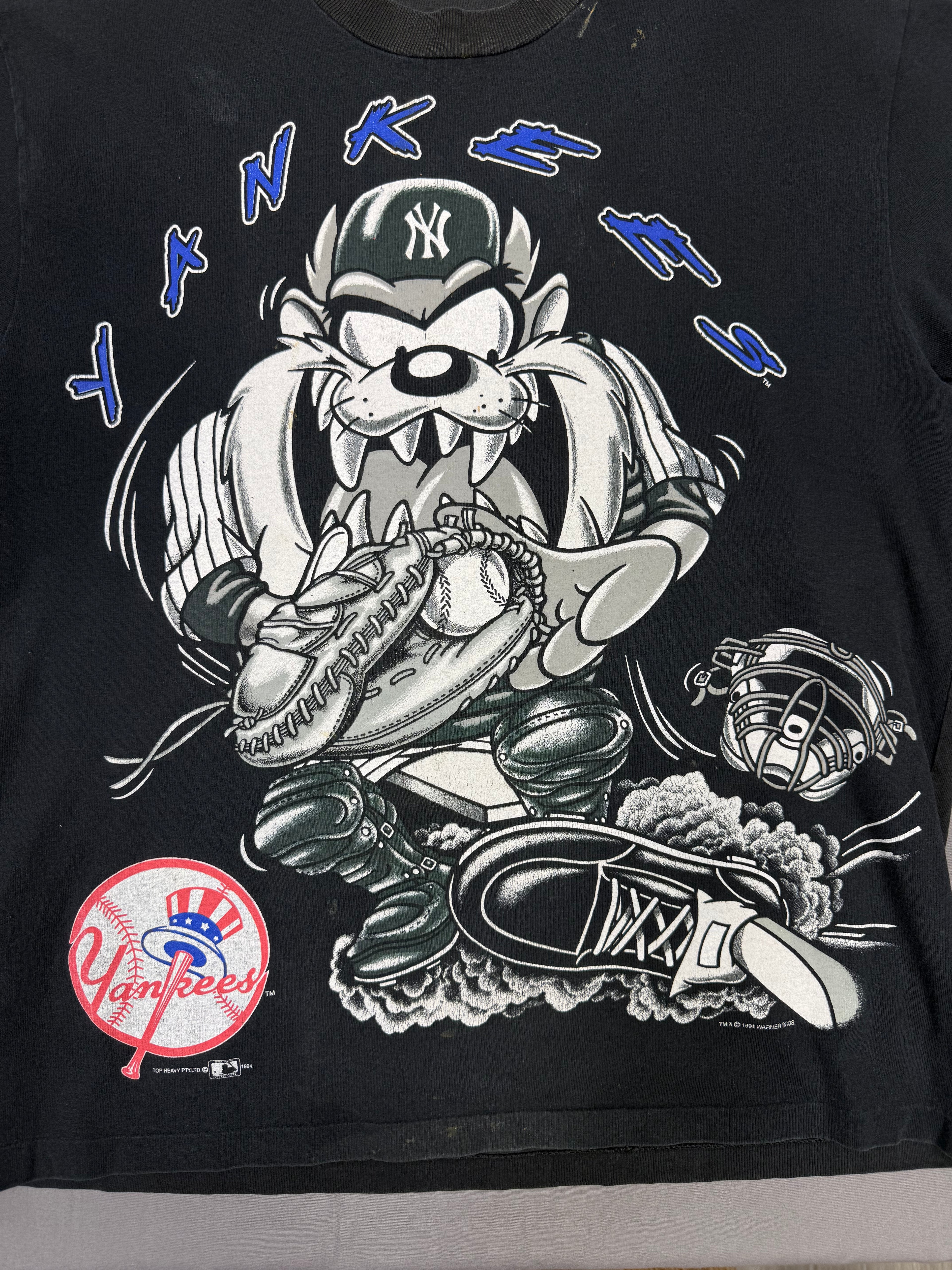 Vintage 1990s Looney Tunes and MLB Collab Tshirt
